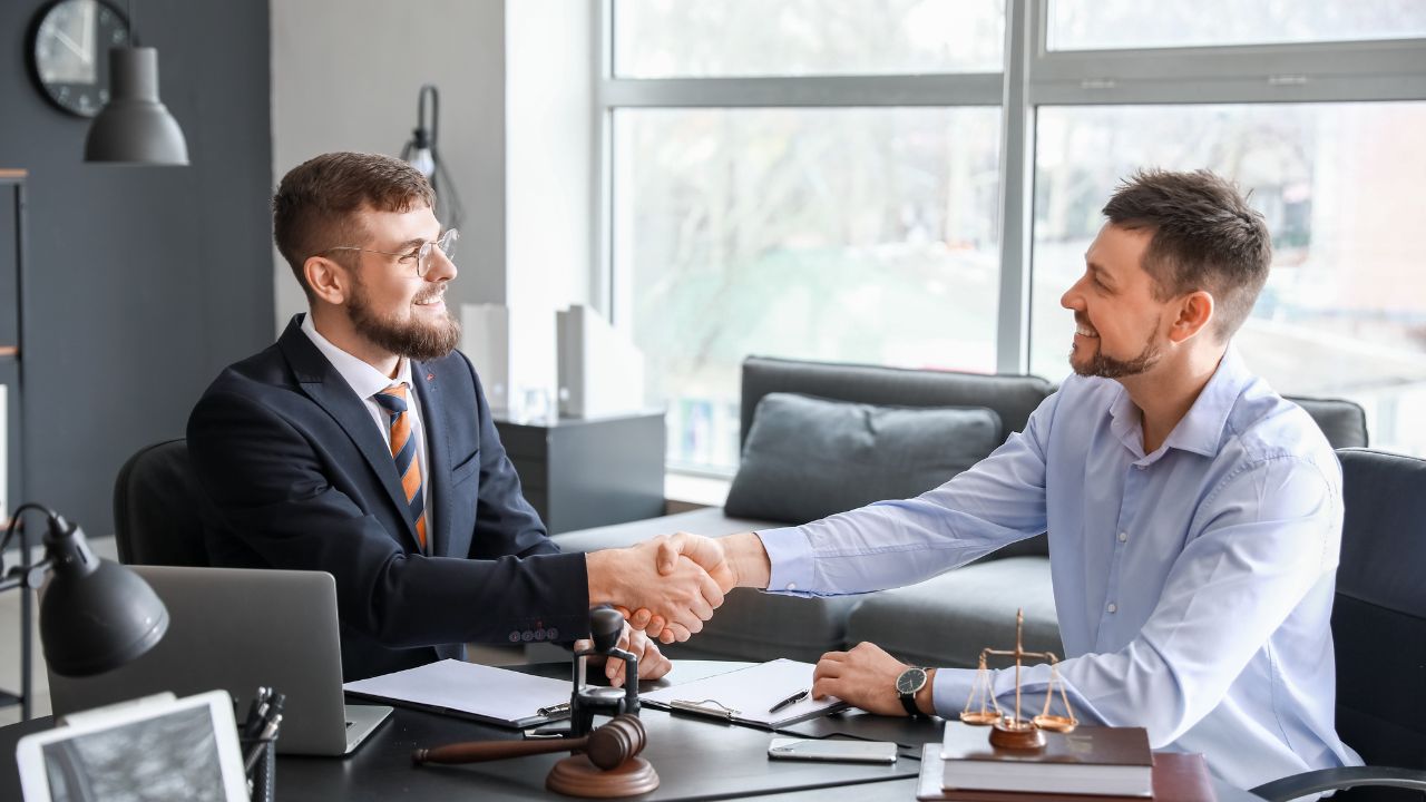 What does a conveyancer do vs a solicitor?
